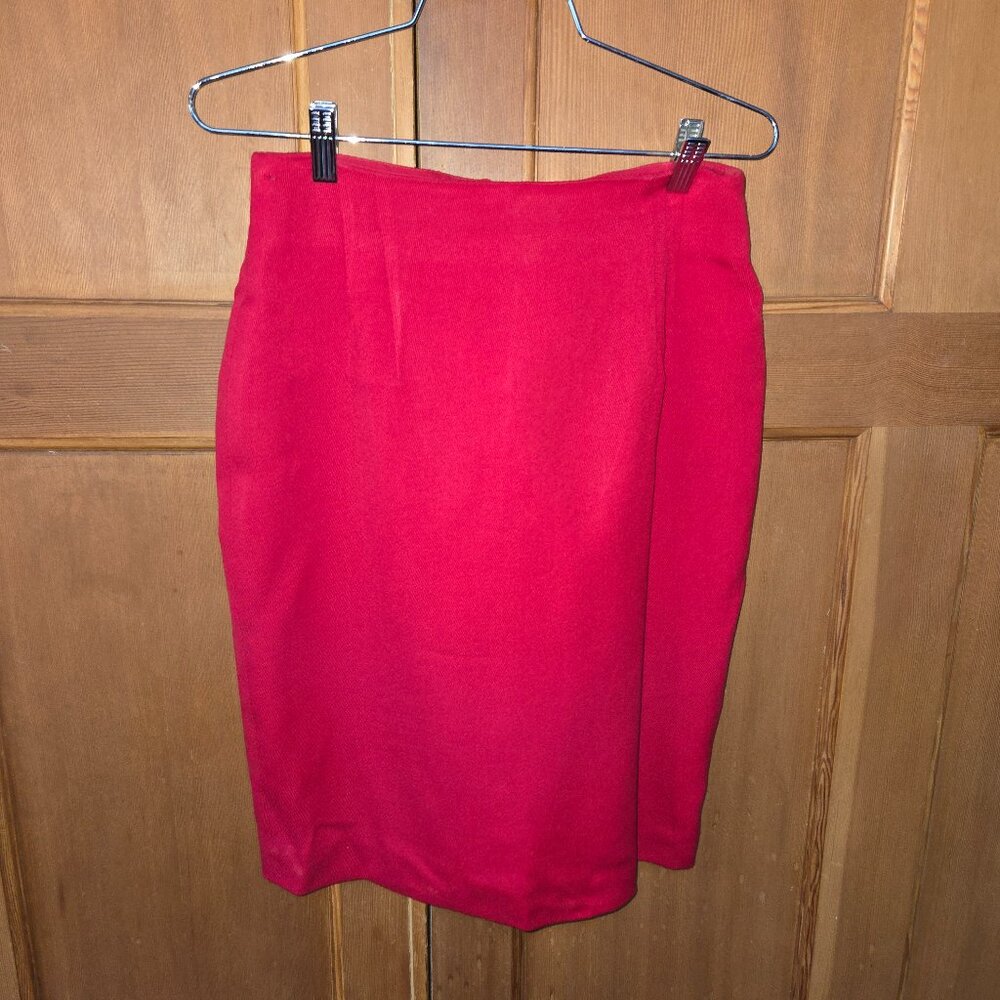 Jones New York Women's Red Wool Skirt Size 8 lined has some small flaws
